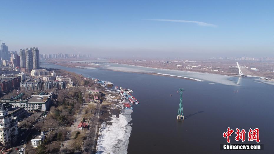 哈尔滨残冰布江畔 开江进行时