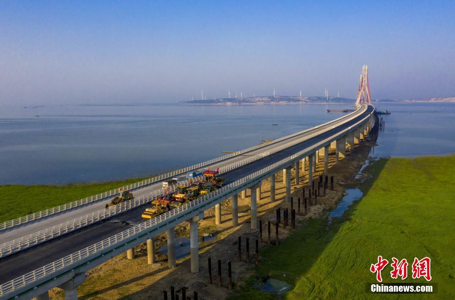 江西鄱阳湖二桥摊铺桥面沥青