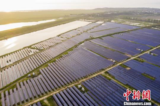 江西都昌“渔光互补”项目 助力湖区水面“生金”