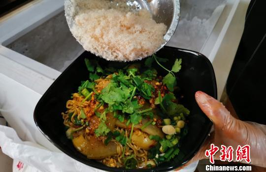 重庆一高校食堂推出冰镇麻辣烫 吸引众多学生尝鲜