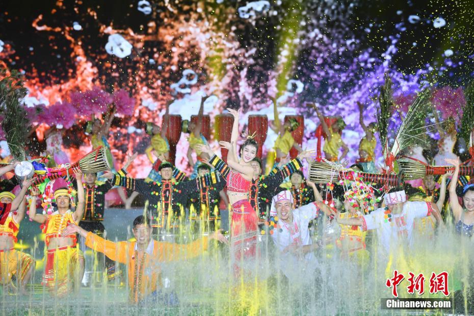 云南德宏迎宾晚会拉开泼水节序幕