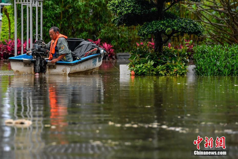 广州遭暴雨袭击 10区发布暴雨预警