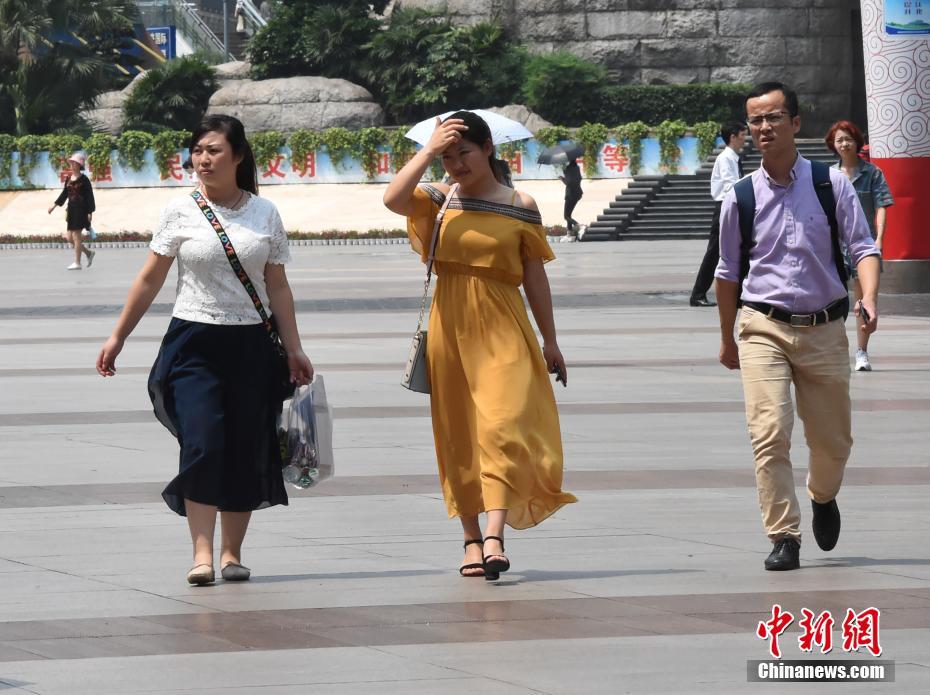 重庆气温持续走高达33℃以上 市民全副武装出行