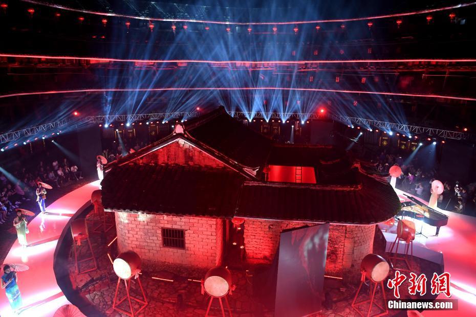 福建百年土楼上演“土楼光语”大秀