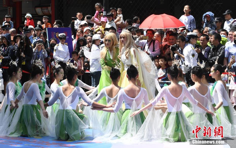 第十五届中国国际动漫节彩车巡游在杭州举行