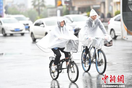 成都立夏后降雨降温 市民加厚衣物出行