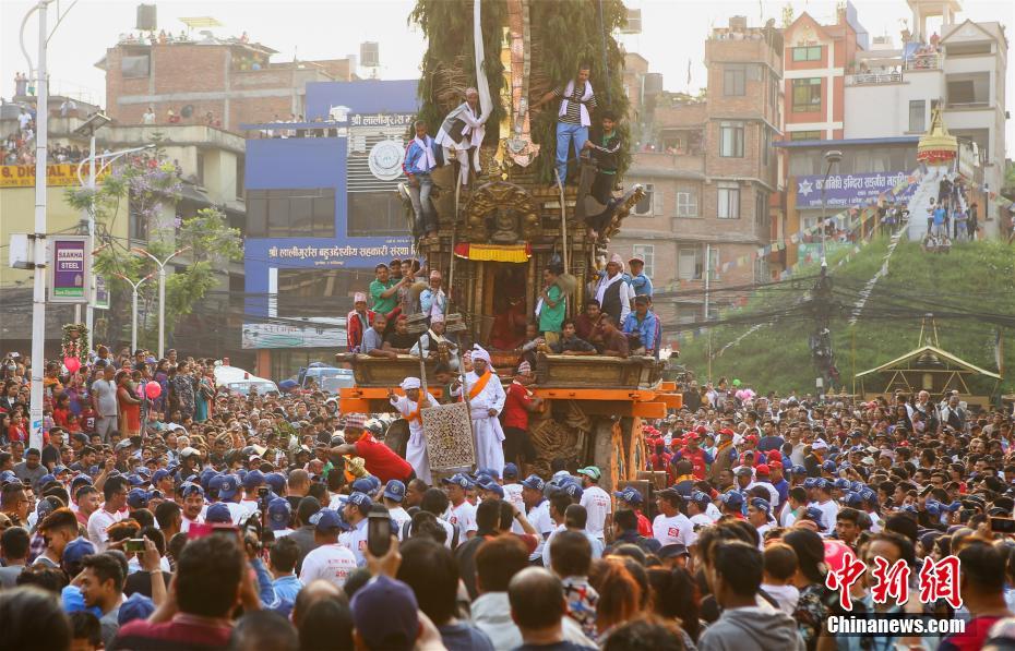 尼泊尔帕坦市民众拉战车迎接雨季到来
