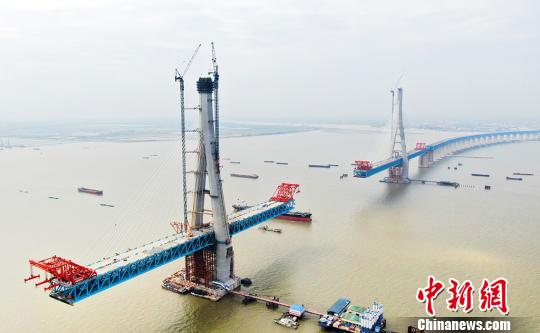 公铁两用斜拉桥沪通长江大桥南主塔突破300米