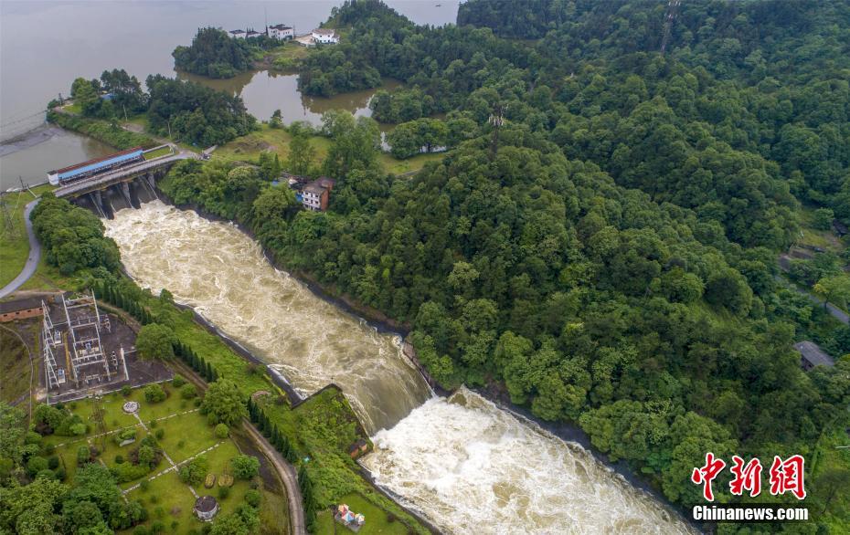 暴雨致水位超汛限 江西江口水库今年首次开闸泄洪