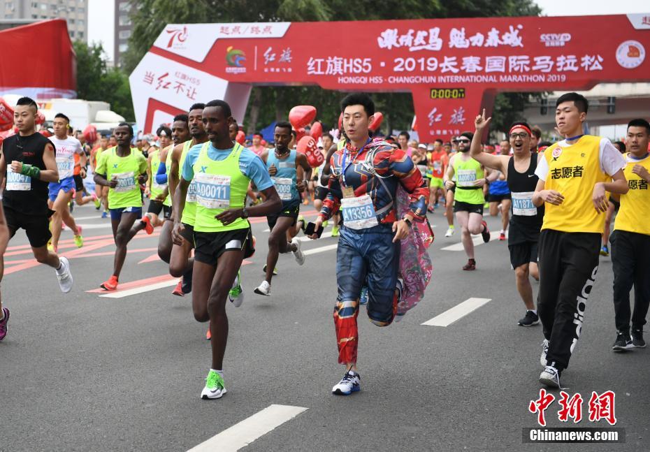 3万选手雨中挑战长春国际马拉松