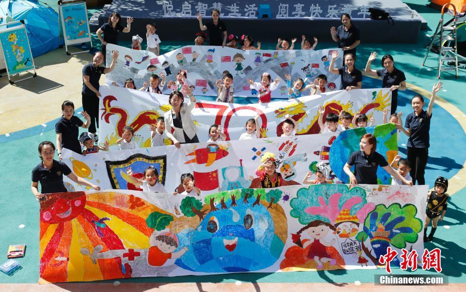 北京儿童手绘祝福长卷迎“六一”