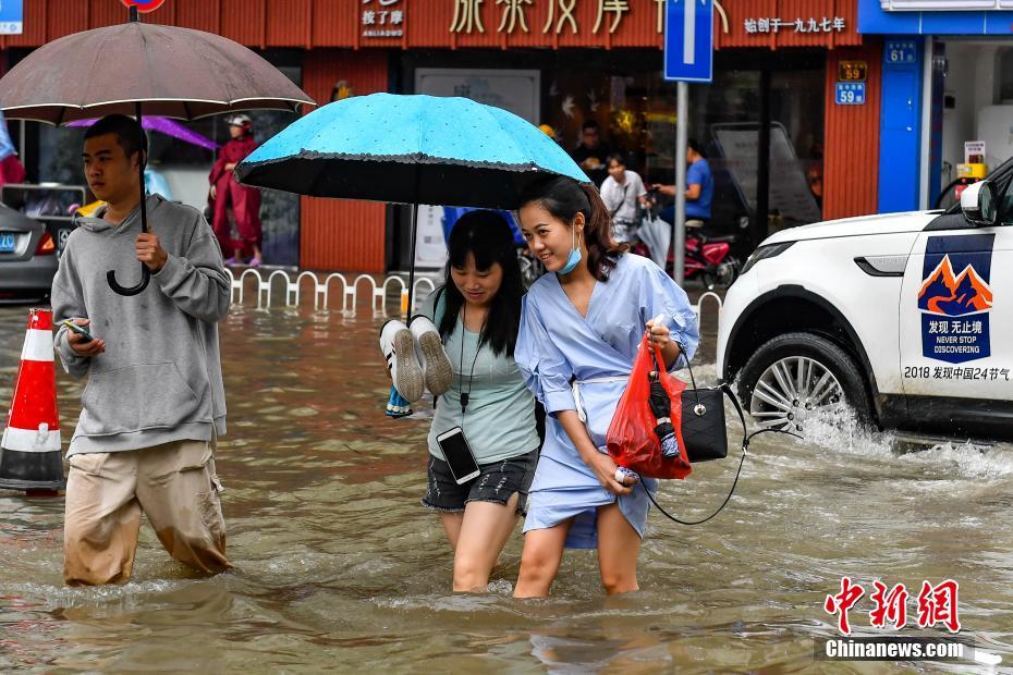 “龙舟水”来袭 广州市区多处成“泽国”