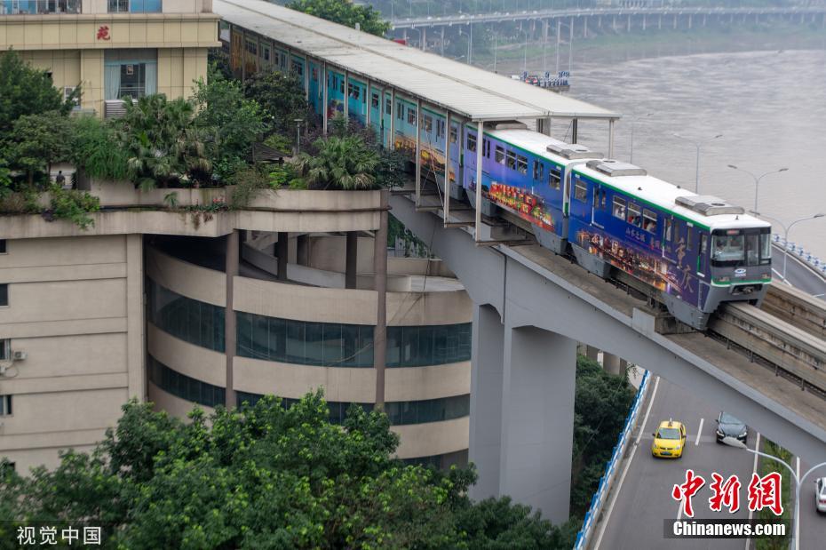 重庆再现“魔幻”建筑 6层旋转停车场上过轻轨列车