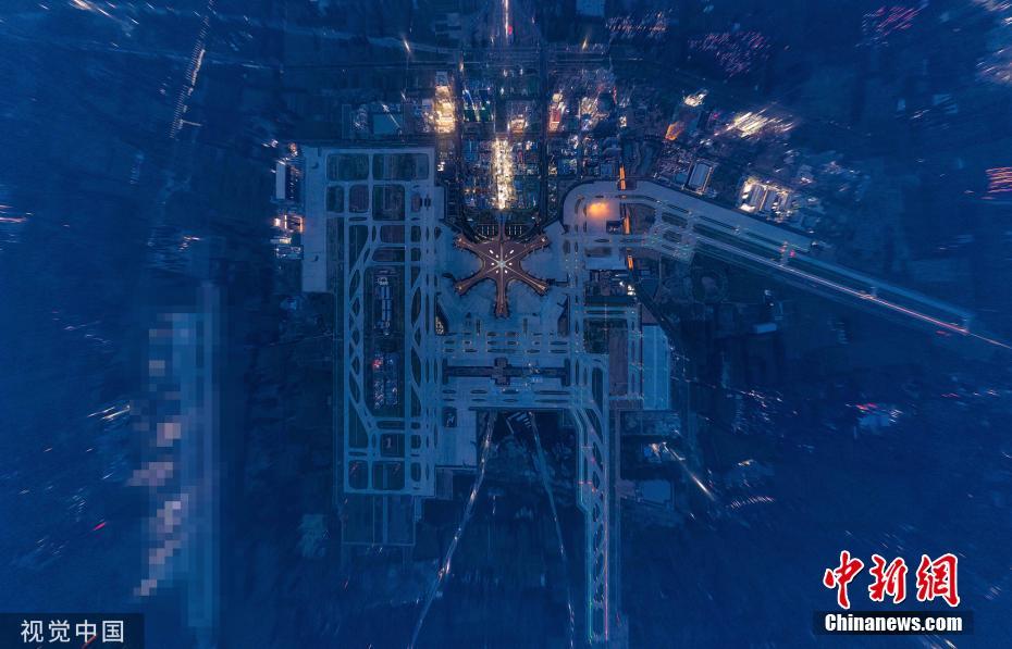 俯窥北京新机场 数万灯光点亮“凤凰”