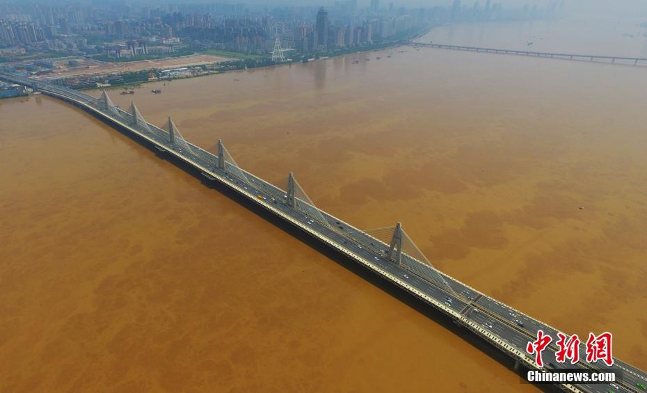 航拍赣江南昌段水位突破警戒线