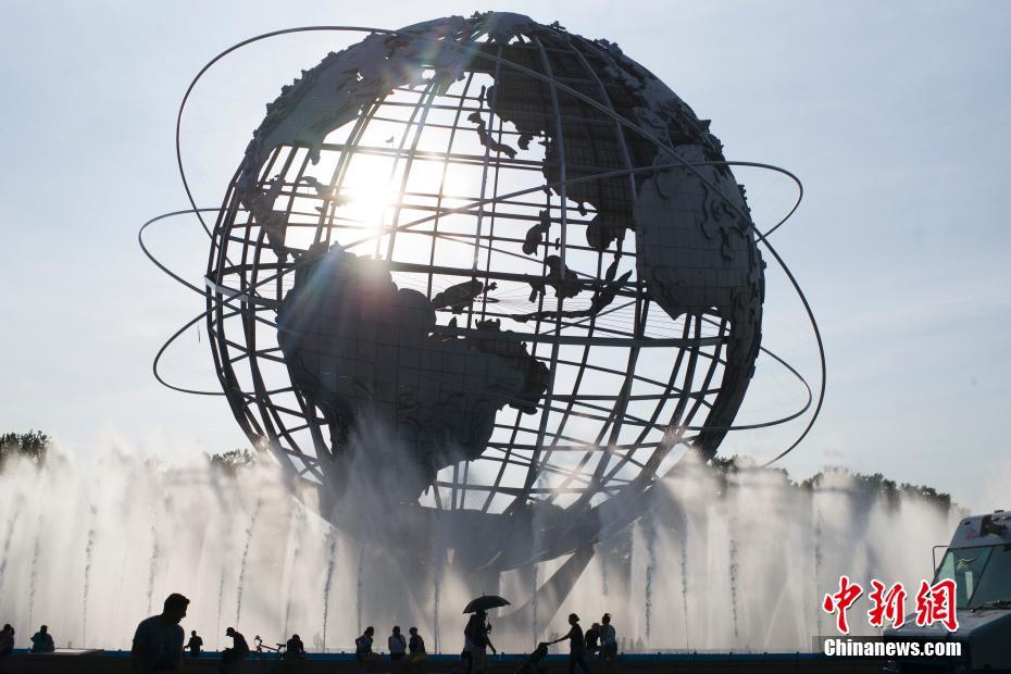 纽约民众戏水消暑