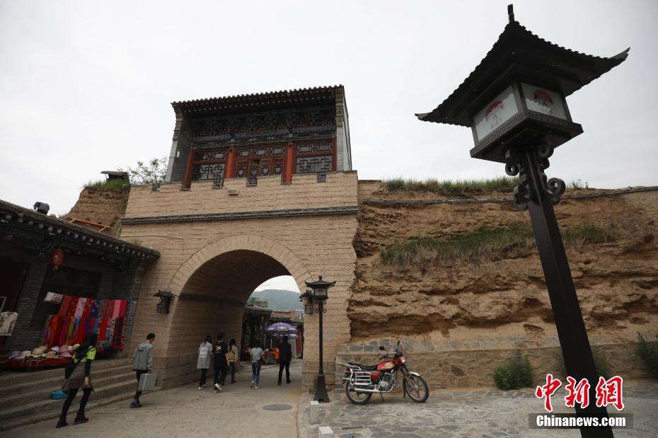 青海湟源县丹噶尔古城吸引游客