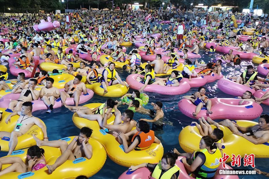 高温“暴击”长三角 天目湖泳池客人爆满