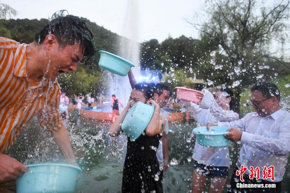 长沙“烧烤模式”持续 市民泼水解暑