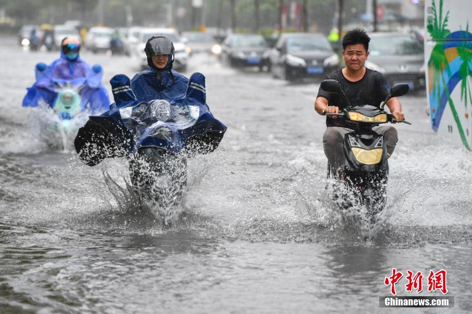 台风“韦帕”携强风雨登陆海南 海口多路段积水成“泽国”