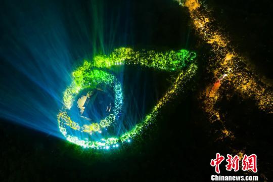 南京紫金山荧光跑“点亮”美龄宫