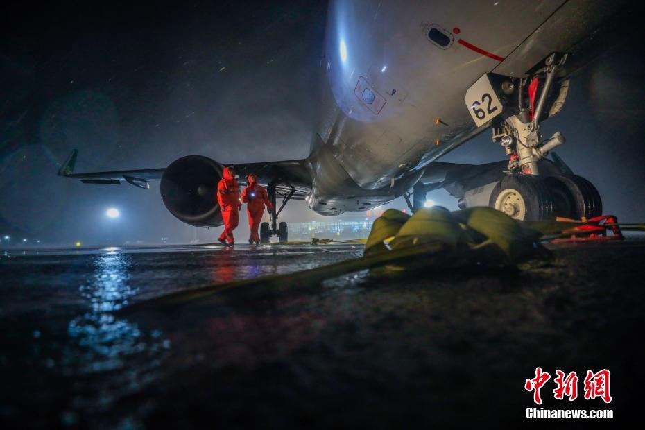 台风“利奇马”来袭 扬州泰州国际机场“绑飞机”抗击