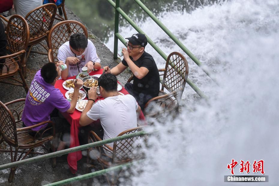 浙江龙泉山游客“瀑布餐厅”体验清凉