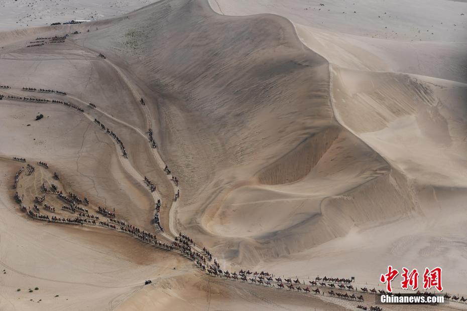 甘肃敦煌鸣沙山游客众多