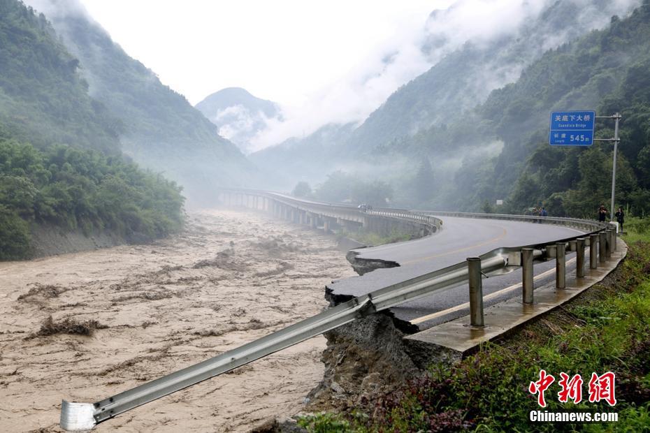 四川雅安暴雨冲毁道路 逾13万人受灾