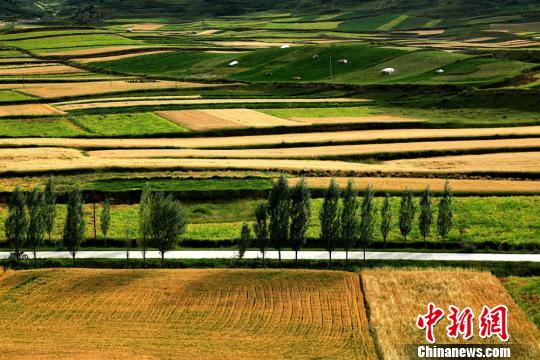 甘肃河西走廊初秋时节山川如画