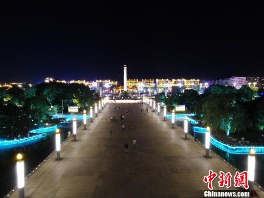 航拍最美乡村婺源城区夜景：灯光斑斓 夜色迷人