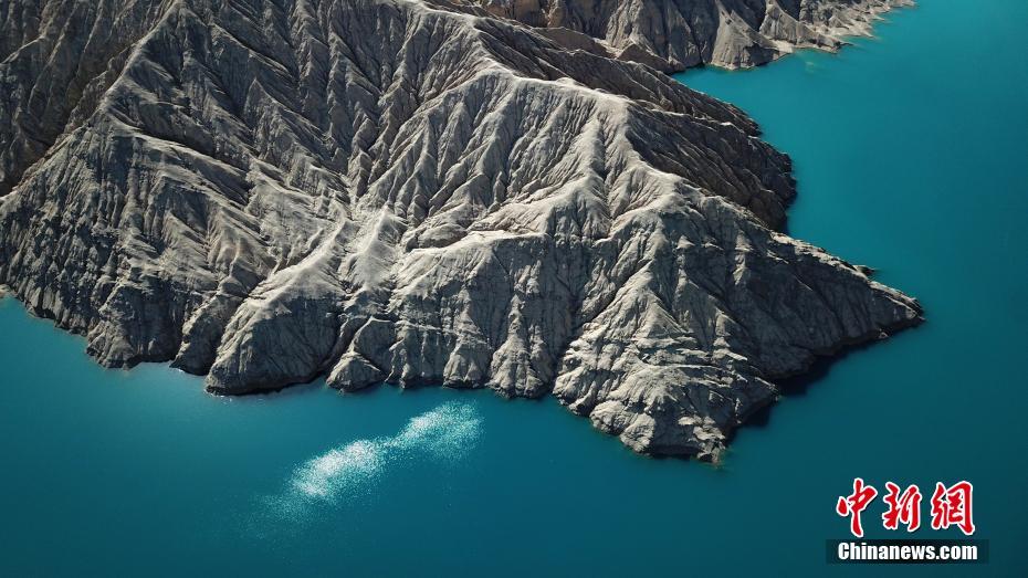 航拍新疆若羌米兰河水库 阳光下犹如画卷