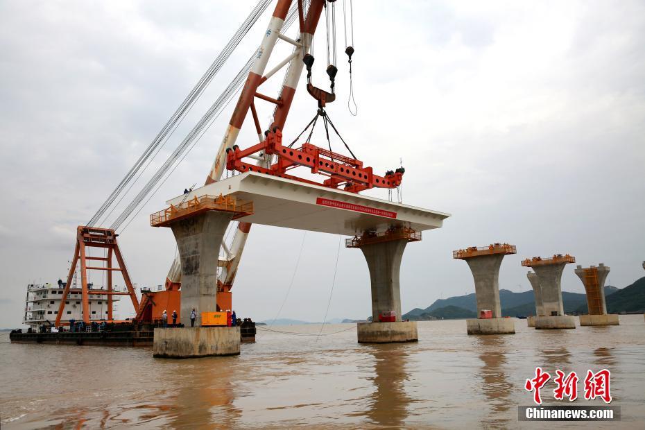 舟岱大桥海上互通段首片钢箱梁成功架设