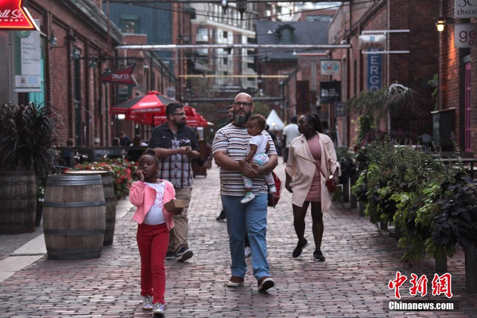 多伦多民众度过加拿大劳动节小长假