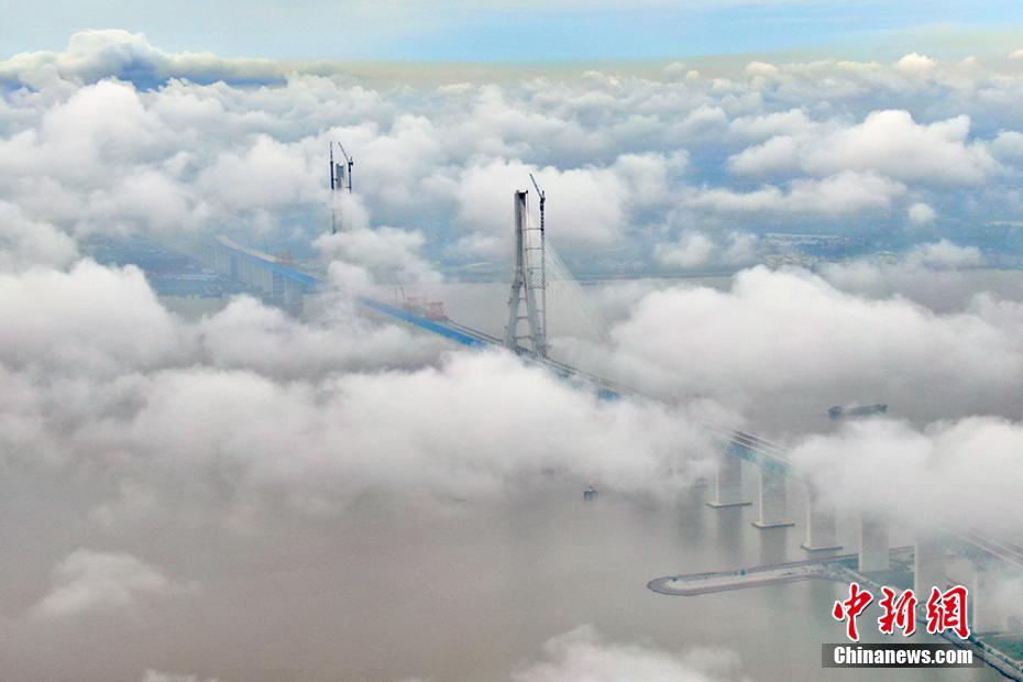 航拍沪通长江大桥 云雾缭绕呈现别样胜景