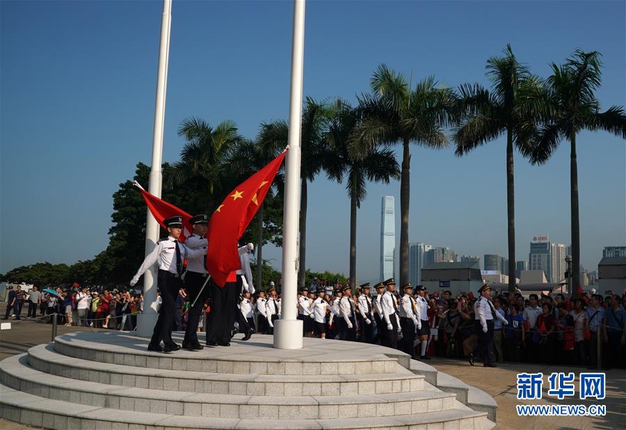 永远盛开的紫荆花旁国旗飘扬