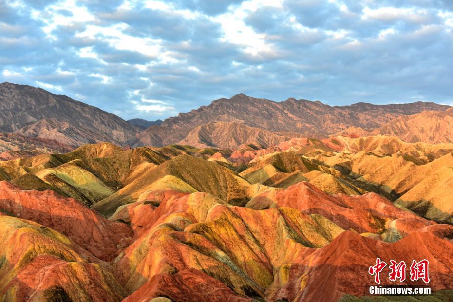 甘肃张掖丹霞雨后景观雄浑壮美