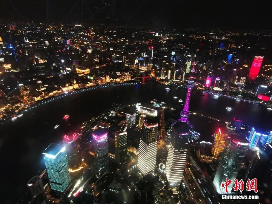 上海外滩国庆灯光秀流光溢彩