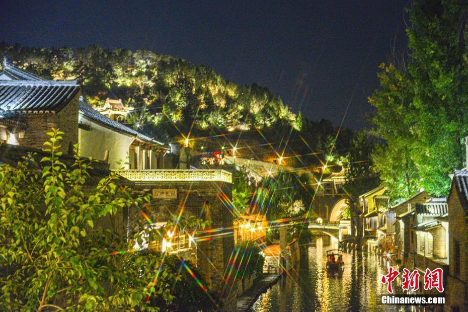 北京古北水镇景区夜色璀璨