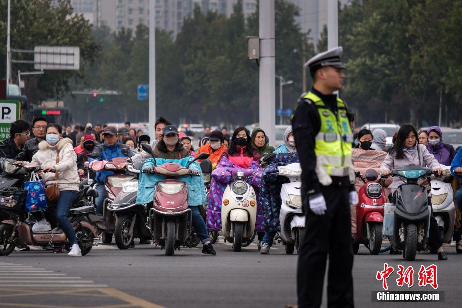 河南多地发布大风蓝色预警 气温骤降