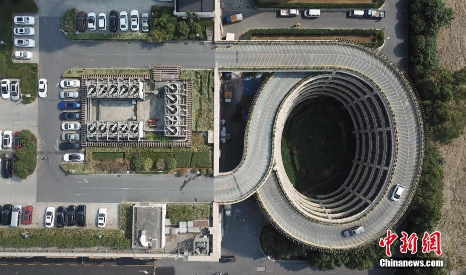 浙江杭州一楼顶停车场走红网络