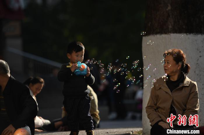 重庆迎冬日暖阳 市民扎堆“晒娃”