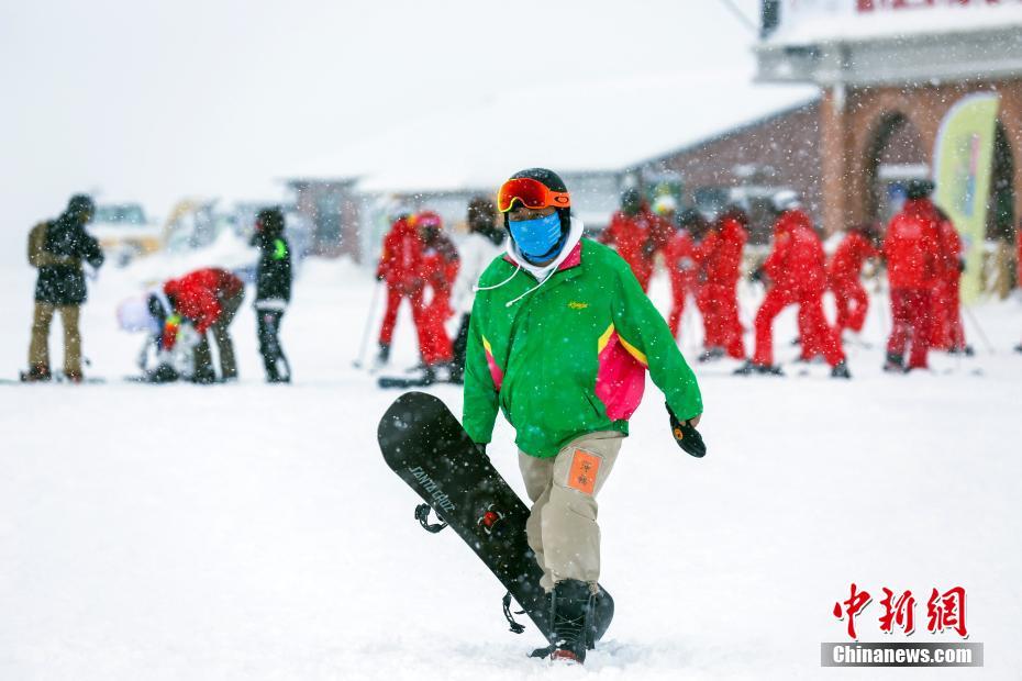 新雪季到来 乌鲁木齐周边滑雪场陆续迎客