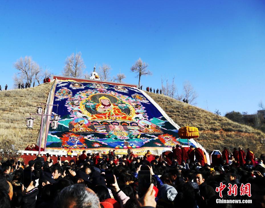 藏传佛教圣地青海塔尔寺晒大佛