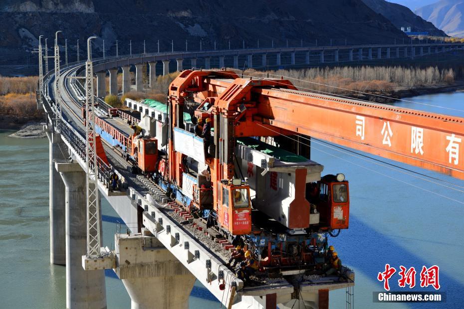 川藏铁路拉萨至林芝段施工第二次跨越雅鲁藏布江