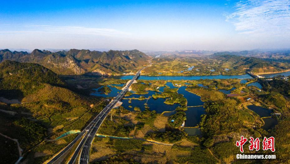广西一通往边境口岸高速公路通车 沿途如诗如画