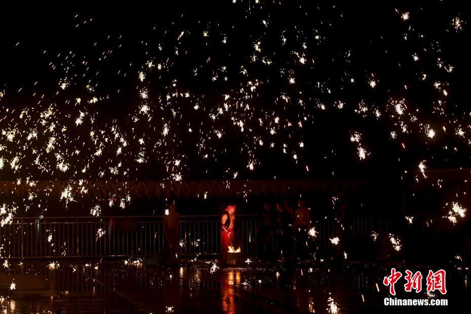 长沙上演非遗“打铁花” 现场流光点点场景震撼