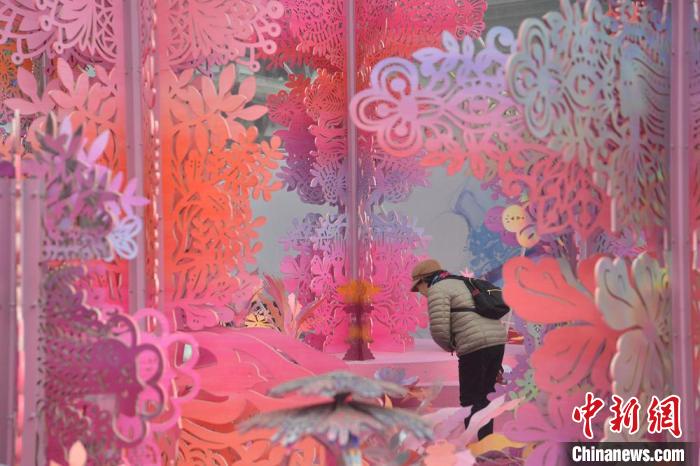 成都街头现大型剪纸艺术装置 民众穿梭于“剪纸森林”中