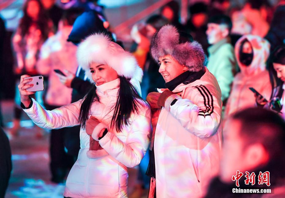乌鲁木齐滑雪场举办冰雪嘉年华主题活动