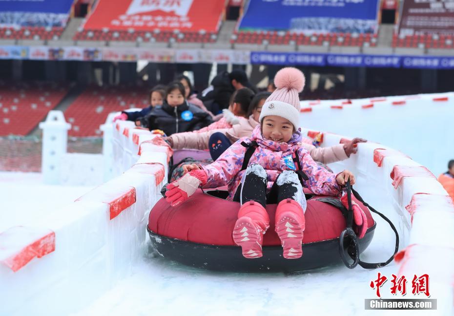北京中小学生“鸟巢”嬉冰雪